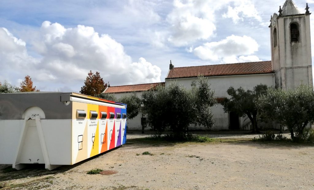 ♻ O ECOCENTRO MÓVEL ficará instalado em Outil, junto à Igreja Paroquial, até ao dia 7 de novembro.