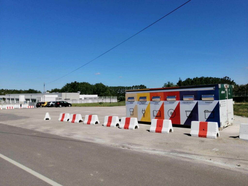 ♻ O ECOCENTRO MÓVEL já se encontra instalado em CADIMA, junto ao Centro Escolar