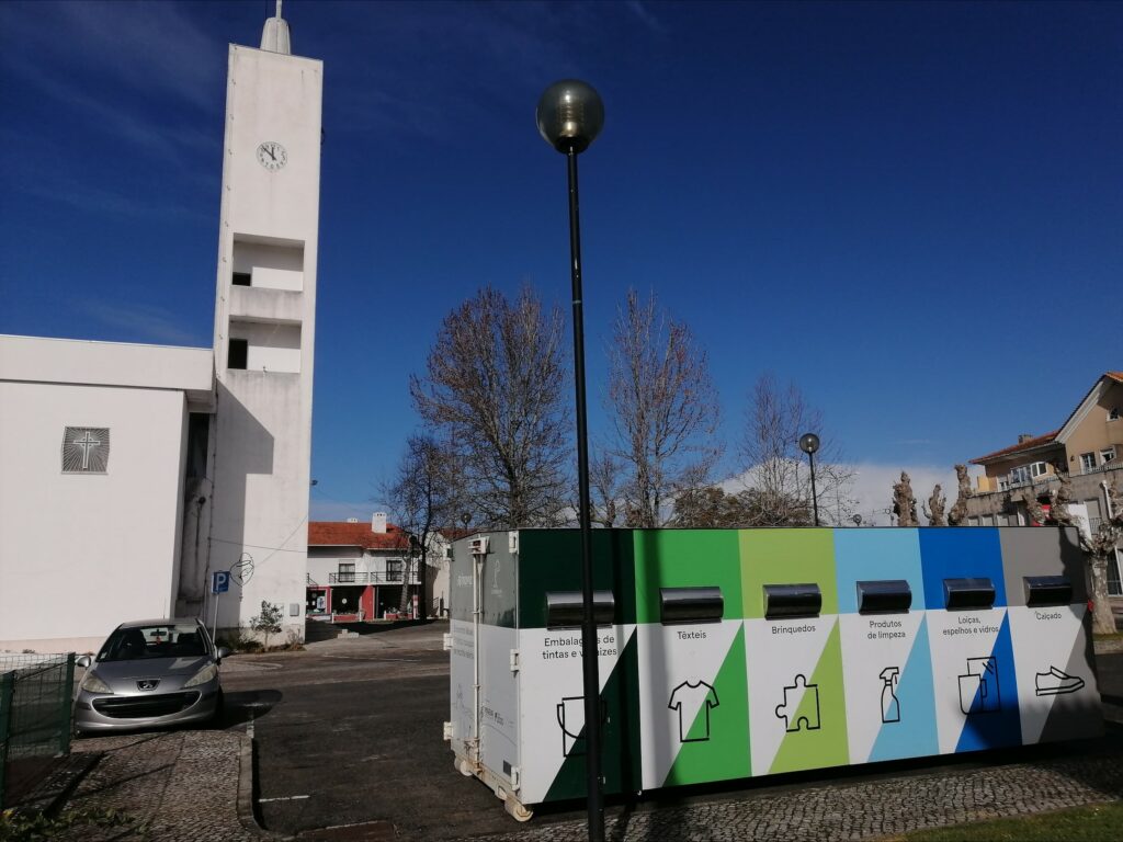 ♻ O Ecocentro Móvel já se encontra instalado da União de Freguesias de Vilamar e Corticeiro de Cima